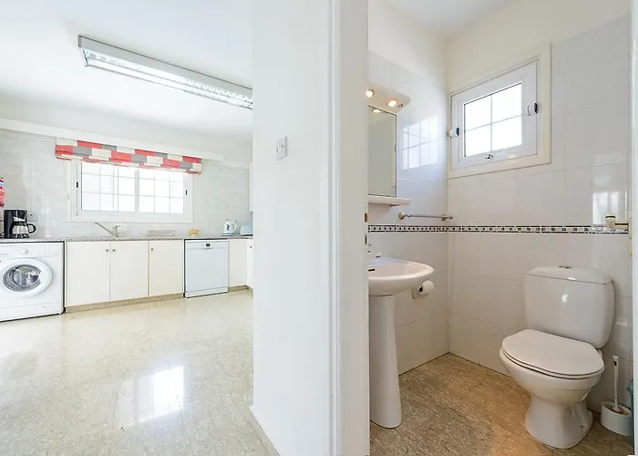 Merab Center * Ayía Nápa